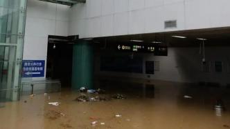 深圳火车站负一楼进出站口被淹，滞留约百人