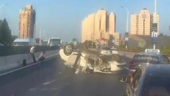 上海延安高架一轿车翻得“四脚朝天”，一人受伤，部分交通设施损坏