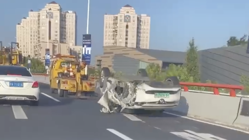 上海延安高架一轎車側翻致“四腳朝天”,一人受傷送醫
