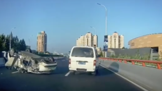 早高峰上海延安高架一轎車側(cè)翻，一人受傷