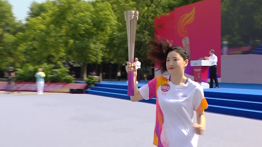 罗雪娟开启亚运火炬传递，两代奥运冠军传承“薪火”