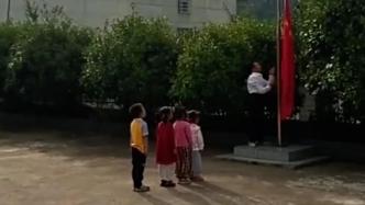 只有1名老师和4名学生的开学升旗仪式