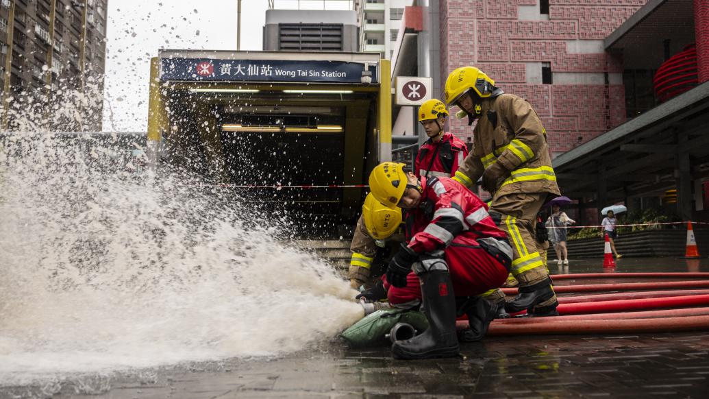 香港黄大仙地铁站被淹，9辆抽水车正紧急排涝