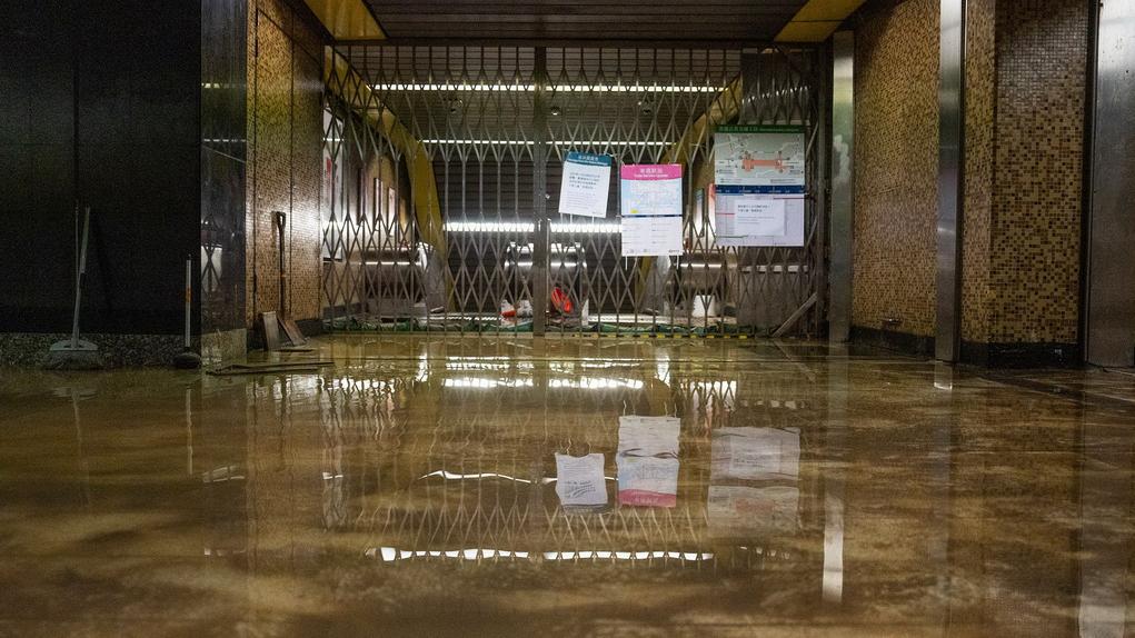 香港暴雨黑警!探訪黃大仙站:積水正消退,尚未恢復(fù)運(yùn)營