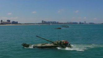 視頻丨兩棲裝甲部隊閩南海域多課目訓練：摧毀“敵”岸灘防御要點