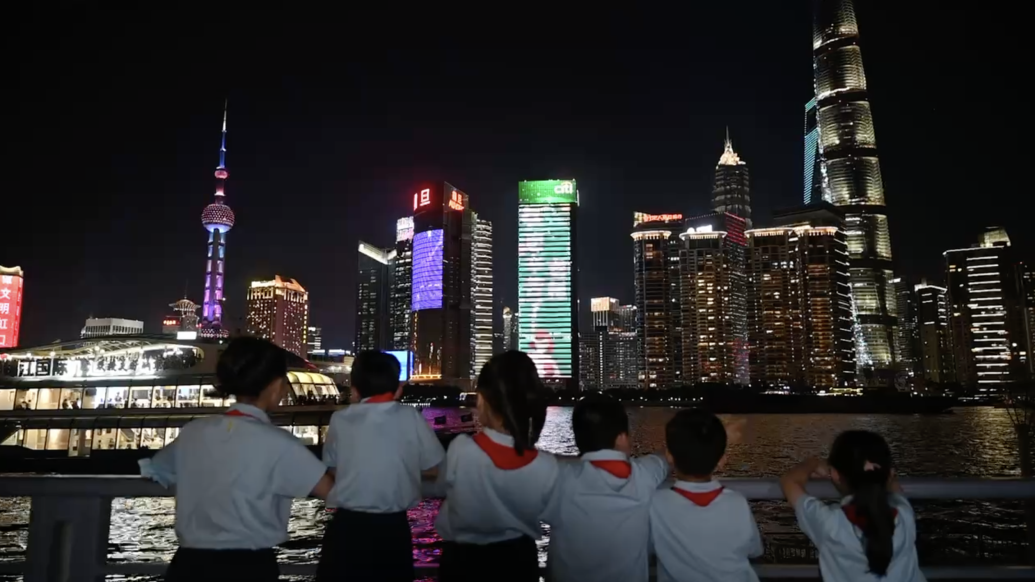 “老师，您辛苦了！”上海陆家嘴地标建筑为教师亮灯祝福