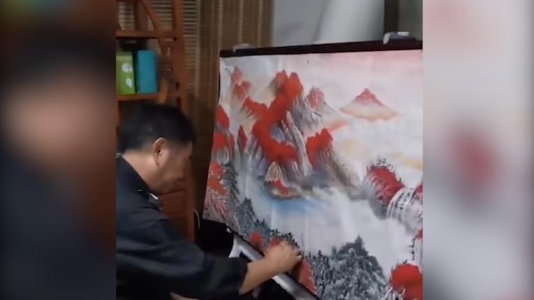 武汉61岁保安9年时间画了千余幅山水画