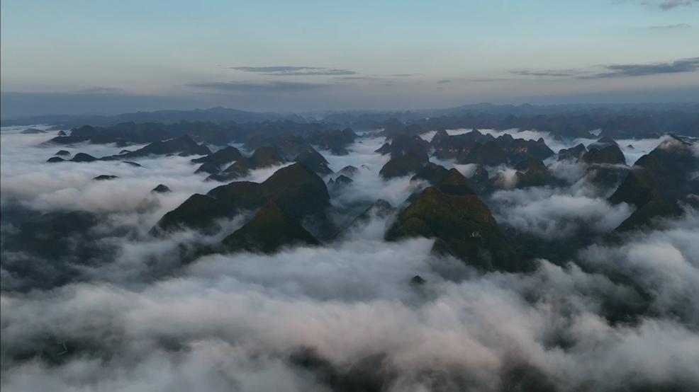 广西田东:喀斯特山区现初秋云海