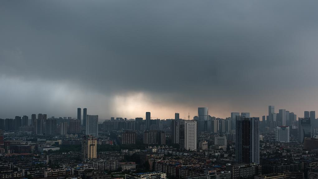 成都相继发布大风蓝色预警和暴雨黄色预警信号