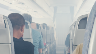 起火航班乘客讲述惊险时刻：“浓烟很多，面对面都看不清脸”