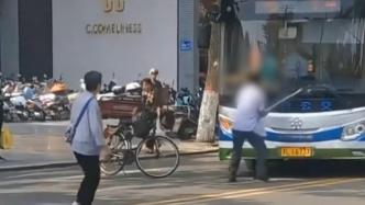 洪洞县警方通报男子持棍打砸公交车：疑似患精神疾病，已送医