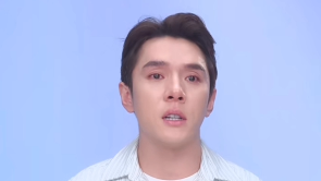 李佳琦在直播間紅著眼眶鞠躬道歉：深刻反思“當時為什么要出發”