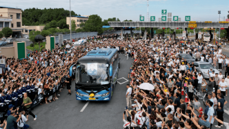 胡旭东同志遗骸运回邵东，数万乡亲自发接英雄回家