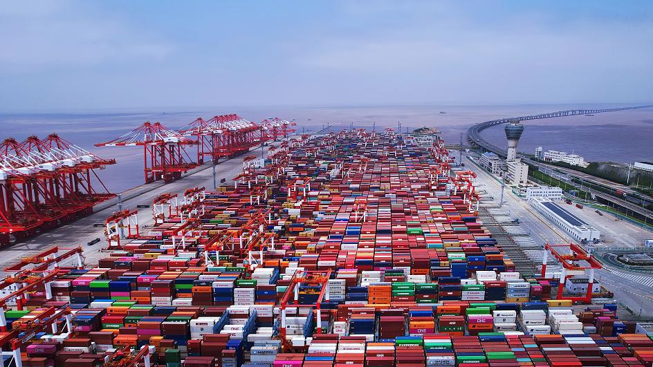 洋山四期自动化码头突破630万标准箱产能，将扩大自动化码头建设规模