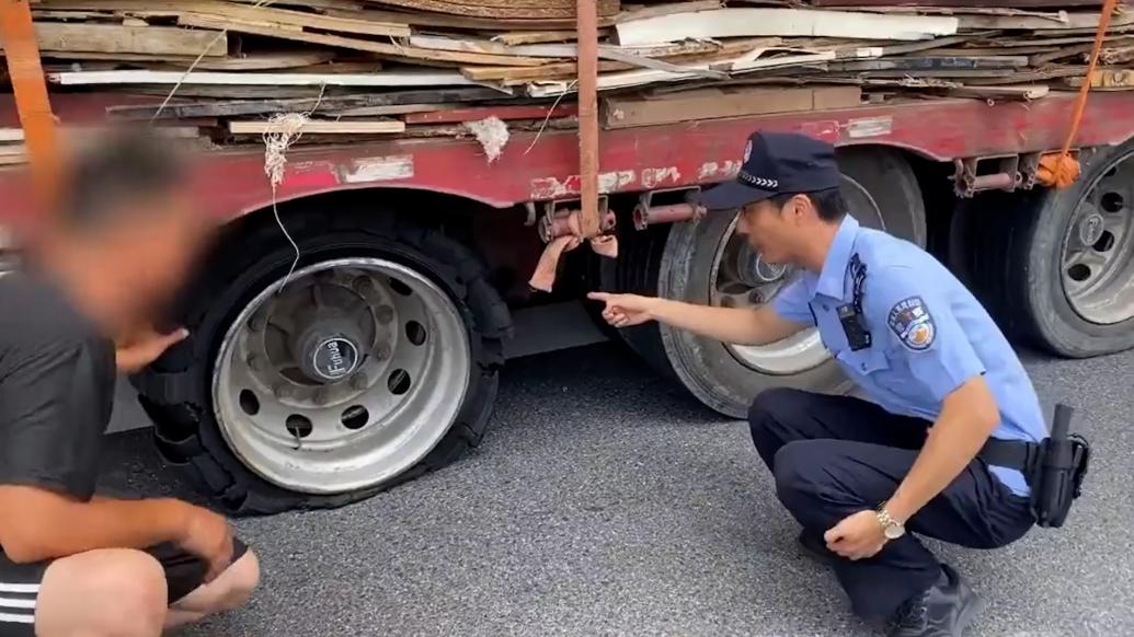 货车爆胎司机浑然不知，路遇上海民警及时相助