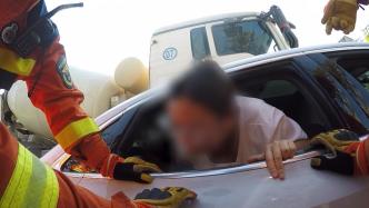 江苏扬州：紧急变道两车相撞，孕妇被困消防救援