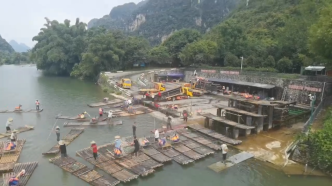 广西桂林遇龙河“流水线”收竹筏