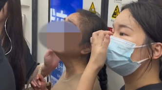 上海地铁一女子背部被门夹住疼哭，男乘客果断出手按下紧急制动