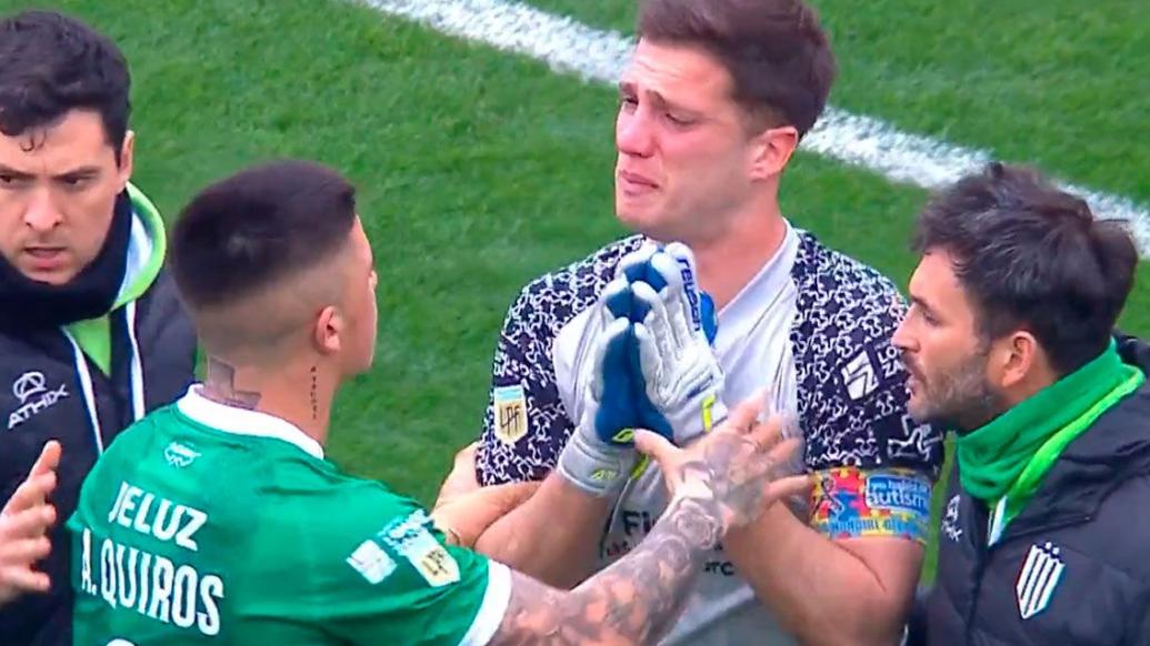 哭着拒绝因伤下场，这位阿根廷门将手抛球造绝杀