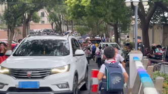 早高峰没出小区就开始堵车，上海这里的居民苦恼了十多年