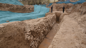 郑州商城遗址考古发现商早期最大水系遗存，兼具排水与城市区划功能