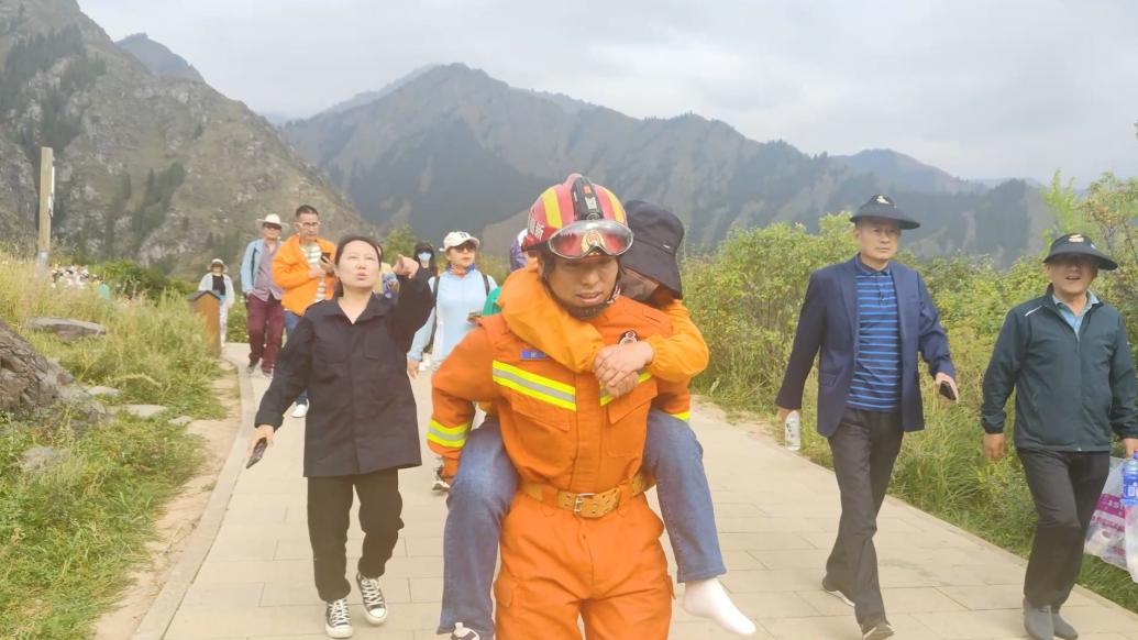 游客在天山天池景区崴伤脚，消防背至救助点周围群众点赞