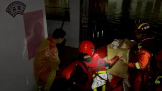 广西博白：村镇内涝人员被困，消防冒雨为学校运输物资