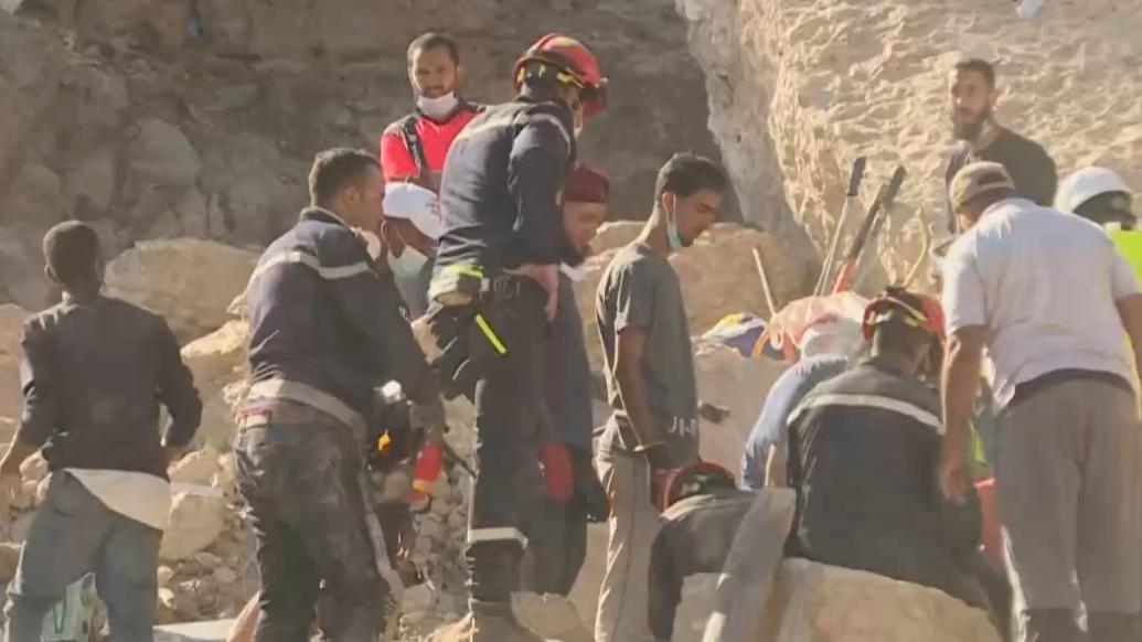 摩洛哥地震救援现场突发余震，镜头记录惊险一幕