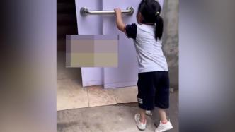 脑瘫女孩上小学，学校特意为她改造了厕所