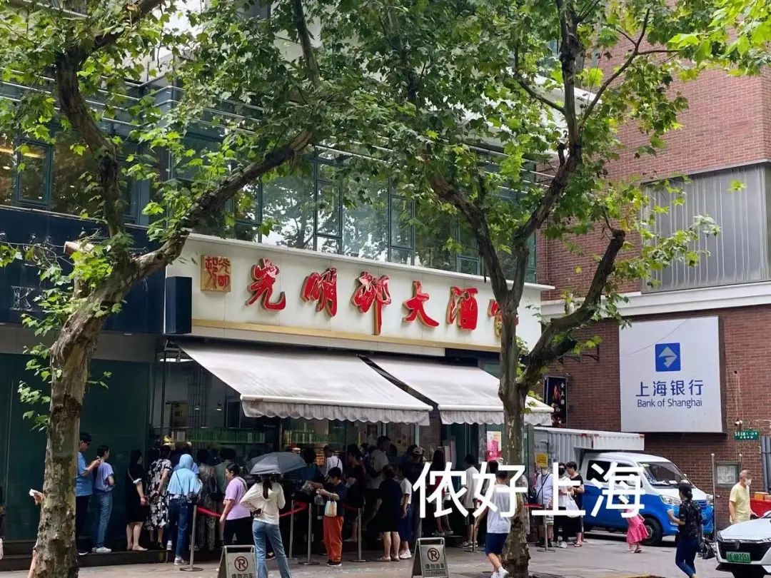 市民买月饼一度要排队3小时！警车蹲守上海光明邨，黄牛大为收敛
