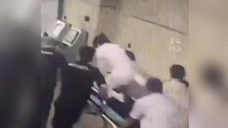 男子心跳驟停，醫生跪在擔架上按壓救回