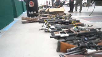 销枪现场直击，湖北警方集中销毁各类非法枪支2361支