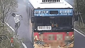 公交车行驶时自燃，司机组织7名学生跳窗逃生