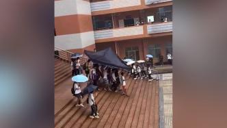 雨天里的“兄弟情”：高校男生硬核接同学下课