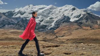 雪山下的时装秀丨“上海工匠”援藏复兴非遗氆氇：想让全世界看到我们的民族服饰