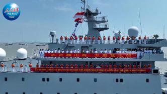 海军戚继光舰首访印尼，码头响起《我和我的祖国》