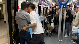两男子疑因抢座互殴致地铁满地鲜血，客服：建议及时报警