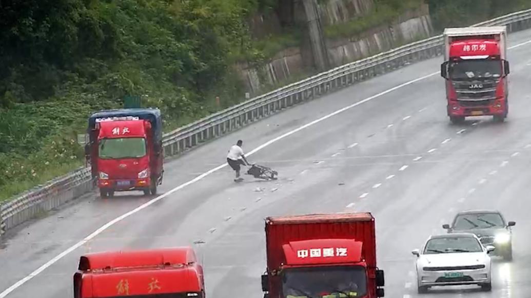 折叠式轮椅掉落在高速上，热心货车司机减速靠边消除隐患