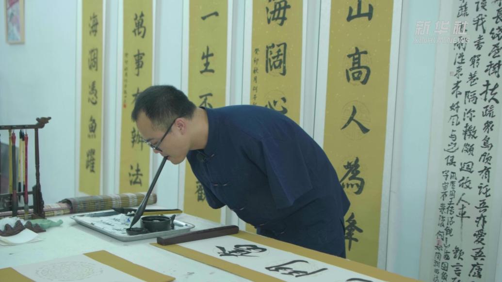 無(wú)臂小伙口書(shū)精彩人生