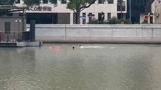 行人意外落水，上海一小伙果断跳河用时1分钟成功救人
