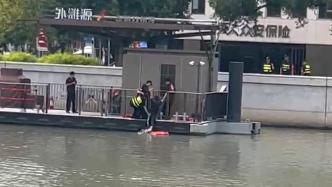 行人落水，上海一小伙毫不迟疑跳下1分钟成功救人