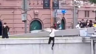 上?！邦I帶小哥”飛身跳橋瞬間曝光，僅1分鐘成功救人