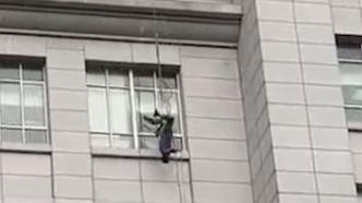 上海一医院外墙有人被绳缠绕倒挂？回应：系安全措施失误，人没事