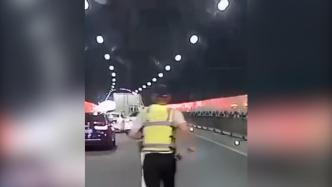 超帥變裝！消防車被堵公交車沖下來個交警