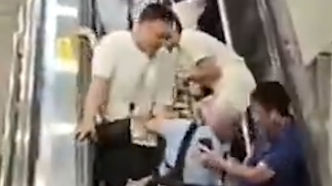 上班高峰期两位老人地铁站内乘扶梯时摔倒，多位乘客伸出援手