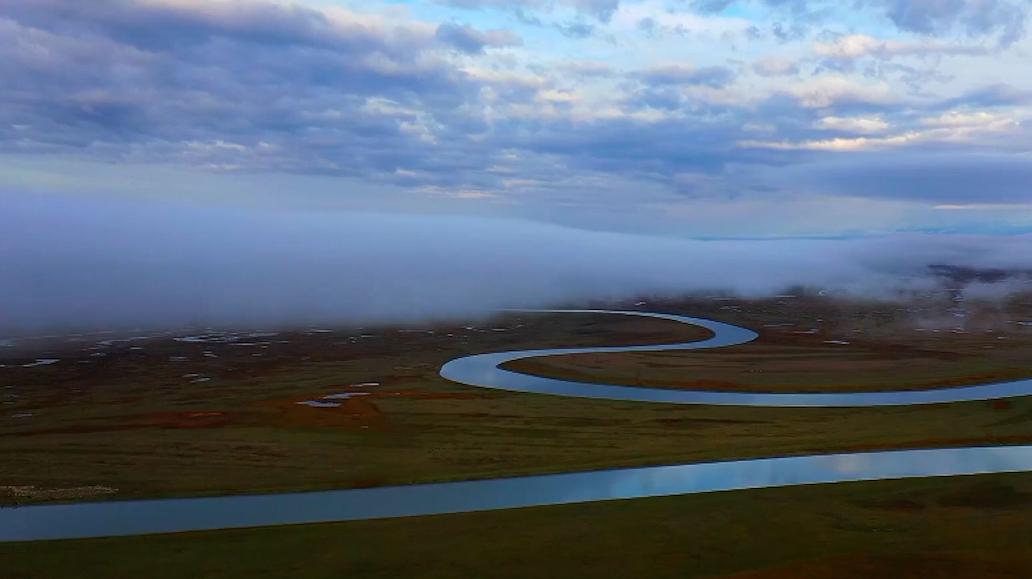 新疆巴音布鲁克草原：日照金山，云奔雾涌