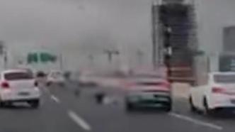 上海中环发生连环交通事故，后车撞上前车处理事故人员