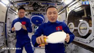 太空秀球技！一起看不一样的中国空间站“乒乓球”大赛