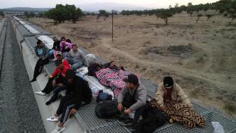 大批非法移民“扒火车”，美墨边境部分跨境货运列车停运