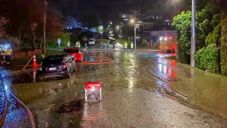 新西兰昆斯敦因恶劣天气进入紧急状态，百余居民连夜疏散